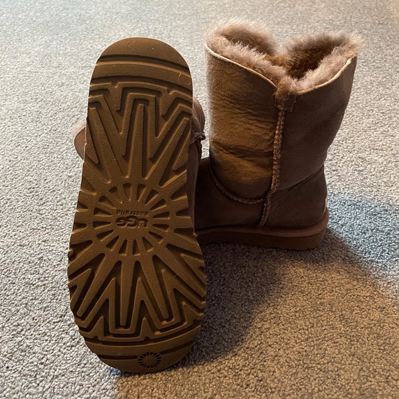 Ugg Bailey Button gray. Size 7. - Picture 4 of 7